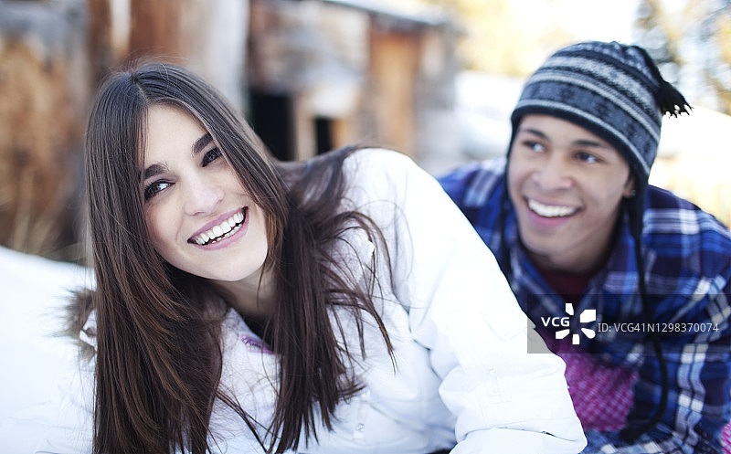 男人在雪地里嬉戏地抱住女人图片素材