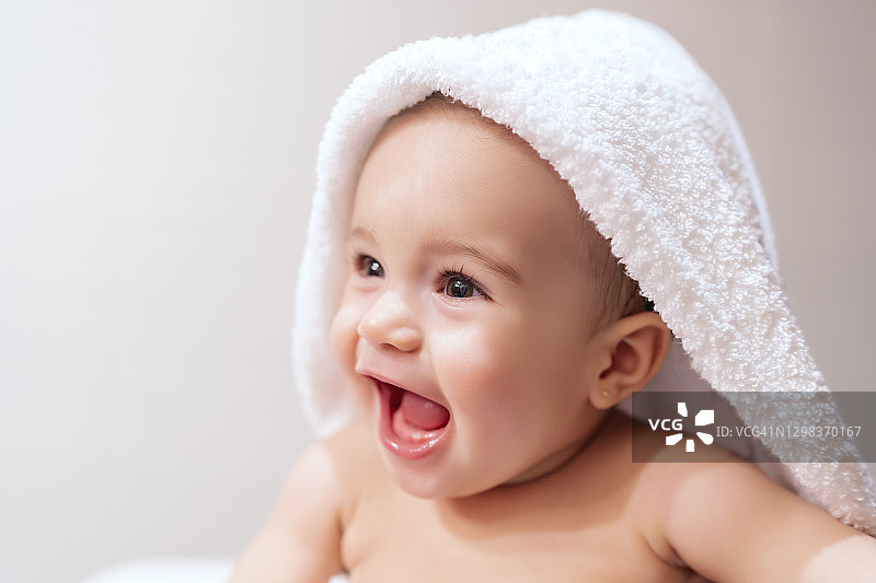 浴后裹着毛巾的可爱宝宝图片素材