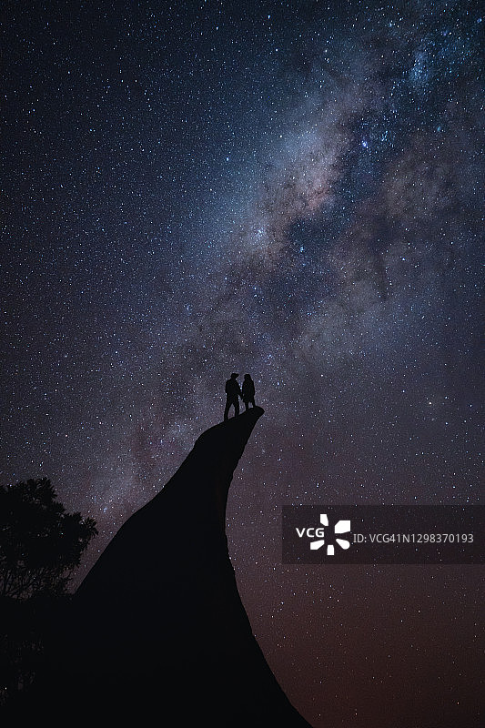 情侣悬崖边夜空下图片素材