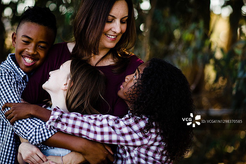 妈妈和孩子们互相拥抱对视图片素材