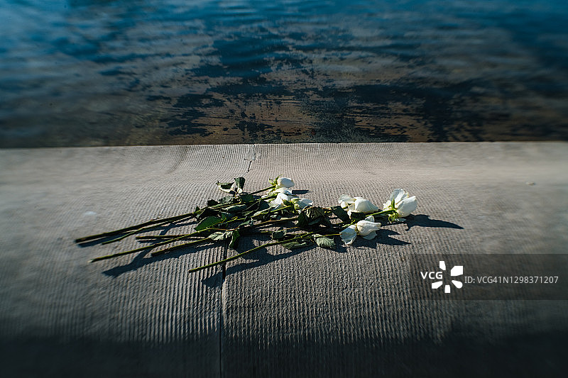 美国国会大厦外的悼念鲜花图片素材