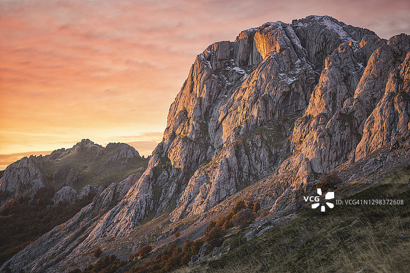 山岩上的日出光芒图片素材