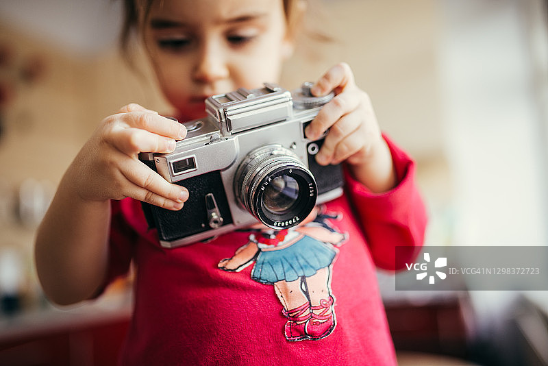 拿着胶片相机的可爱小女孩图片素材