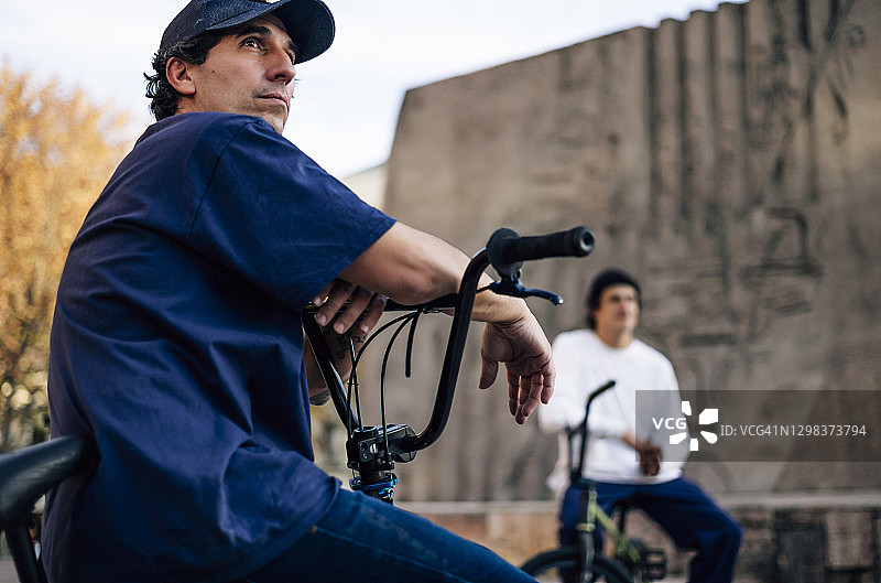 两个男人在西班牙马德里市骑BMX自行车图片素材
