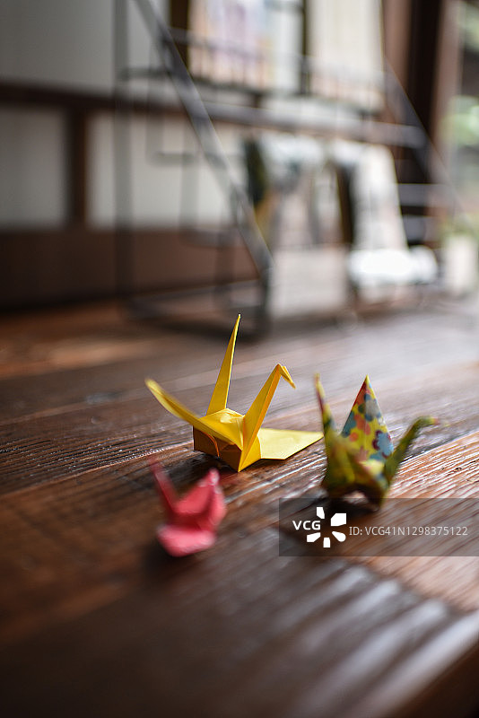 桌上的日式传统折纸图片素材