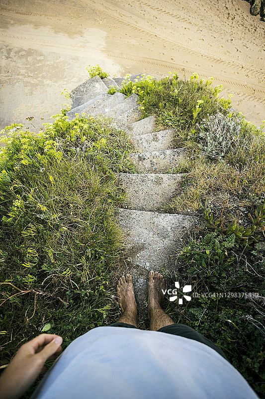 赤脚男孩在沙滩楼梯上图片素材