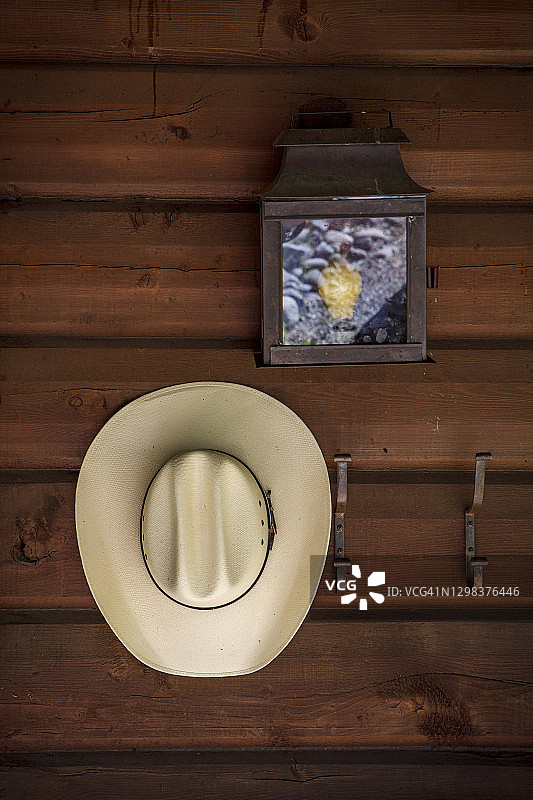 科罗拉多州南部小屋外的牛仔帽图片素材