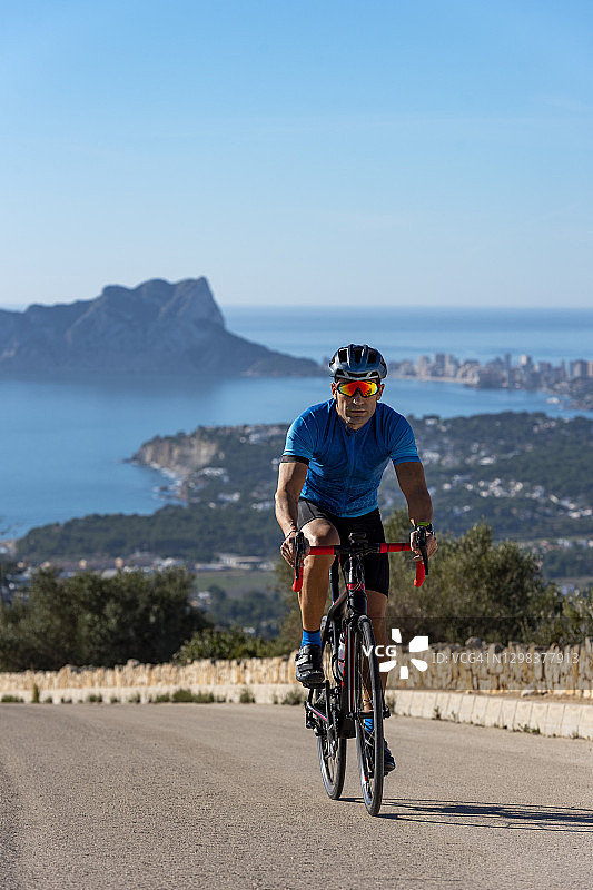 骑行者在索尔峰爬坡，眺望地中海图片素材