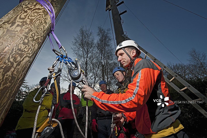 教练指导地面绳索救援技术图片素材