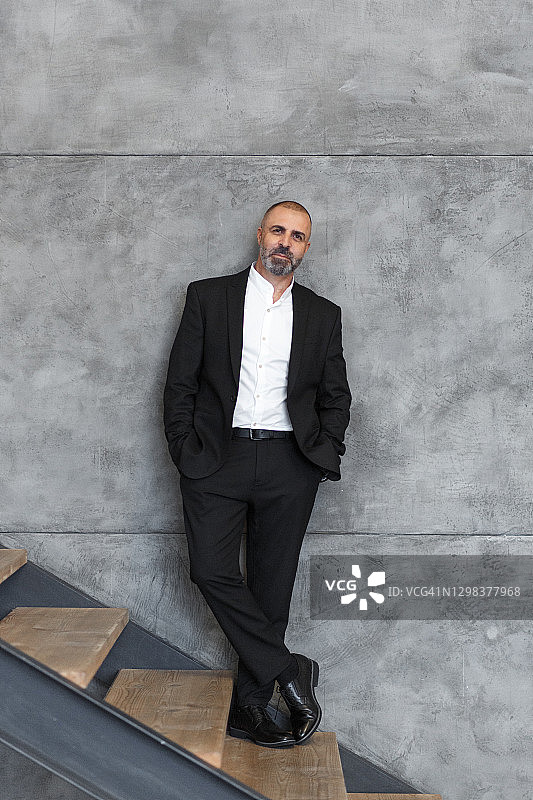 老年男性的室内全身照图片素材