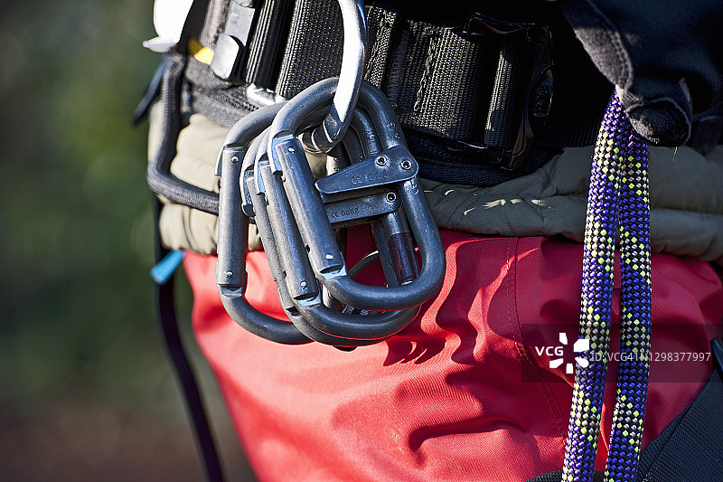 挂在安全带上的钢制登山扣图片素材