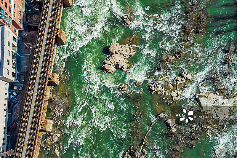 美国弗吉尼亚州里士满詹姆斯河沿岸管道和铁路栈桥航拍图片素材