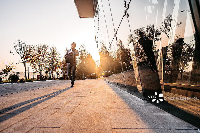 年轻商人查看时间图片素材