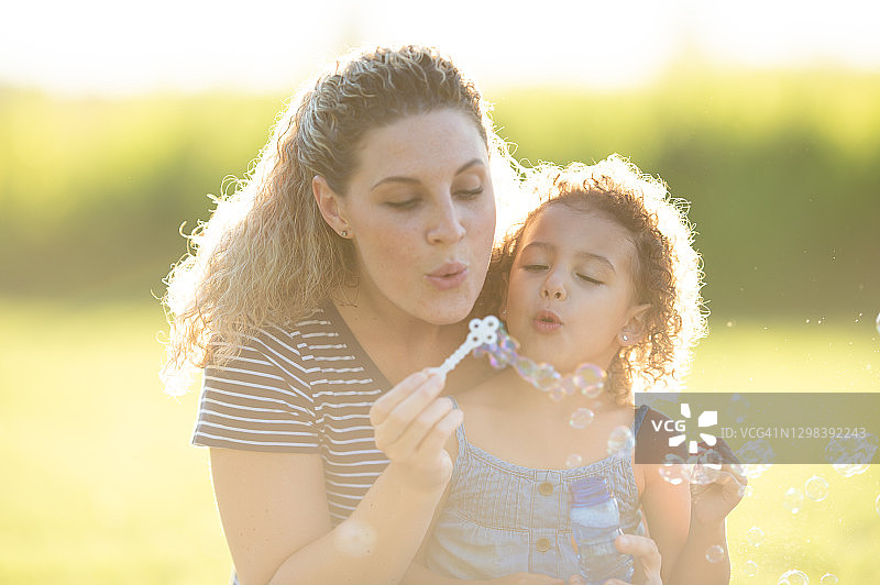 继续吹泡泡！图片素材