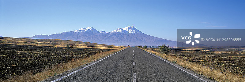 安纳托利亚中部公路和山脉景色图片素材