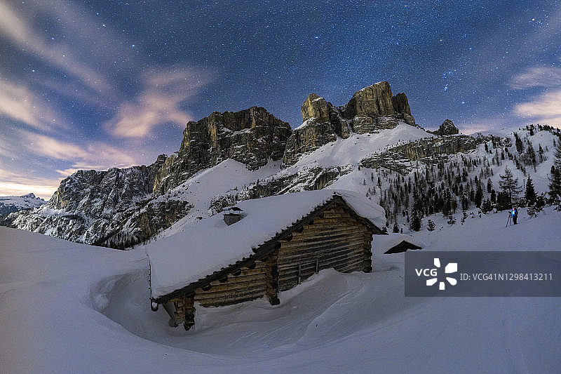 多洛米蒂雪山小屋上的星星图片素材