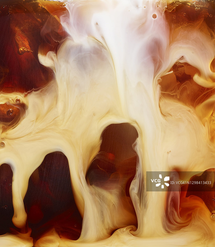 牛奶倒入冰咖啡特写图片素材