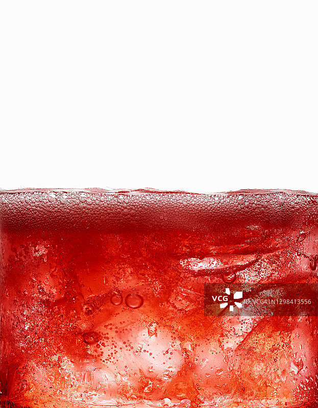 加冰块的红色碳酸饮料图片素材