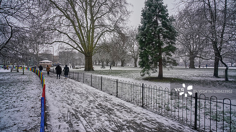 冬季白雪覆盖的伦敦公园图片素材