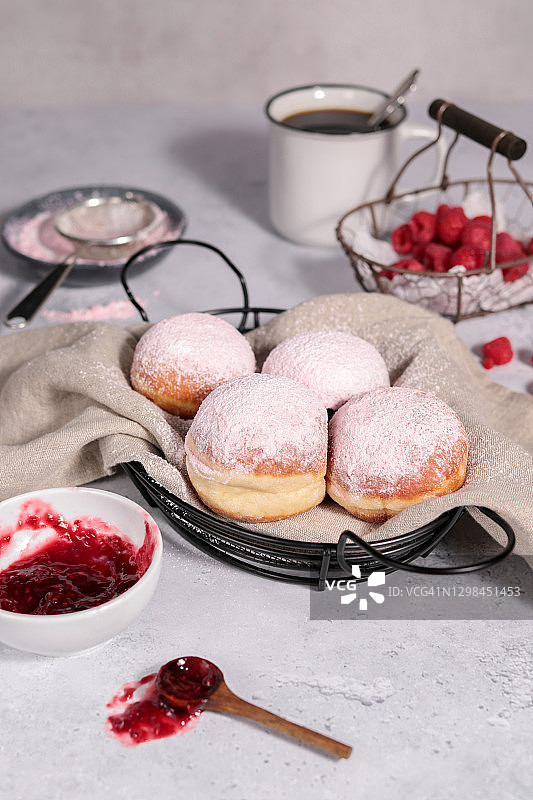 烘焙德国奶油圆甜甜圈，撒上糖粉图片素材