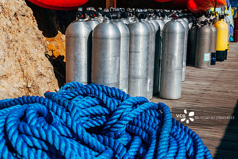 水肺潜水气瓶和航海绳索图片素材
