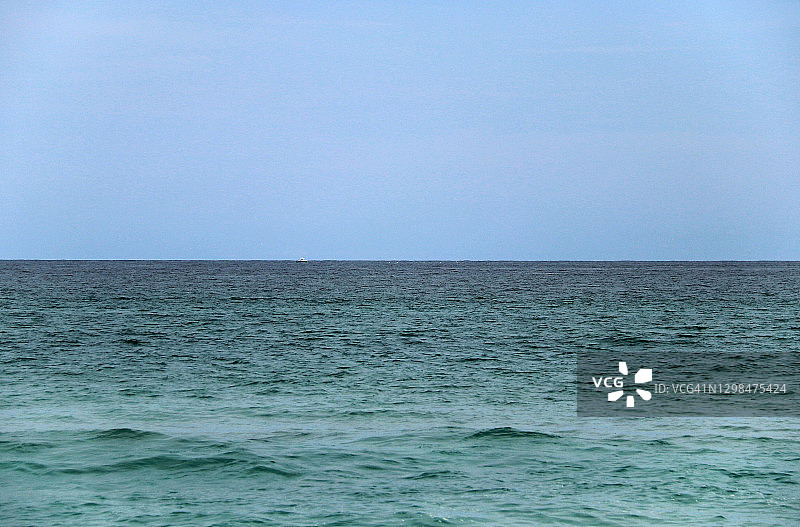 天空、地平线和远处的船只，大西洋图片素材