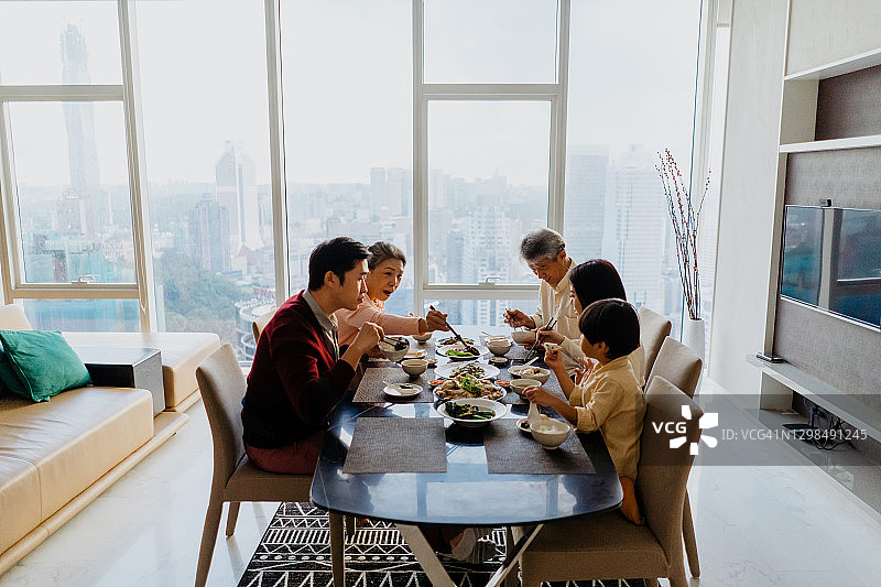 在家中吃团圆饭的亚裔家庭图片素材