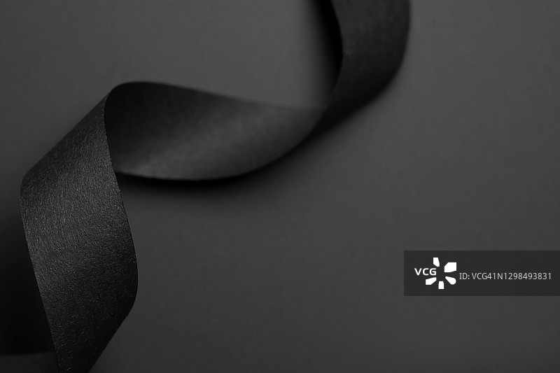 黑色背景上的黑色丝带图片素材