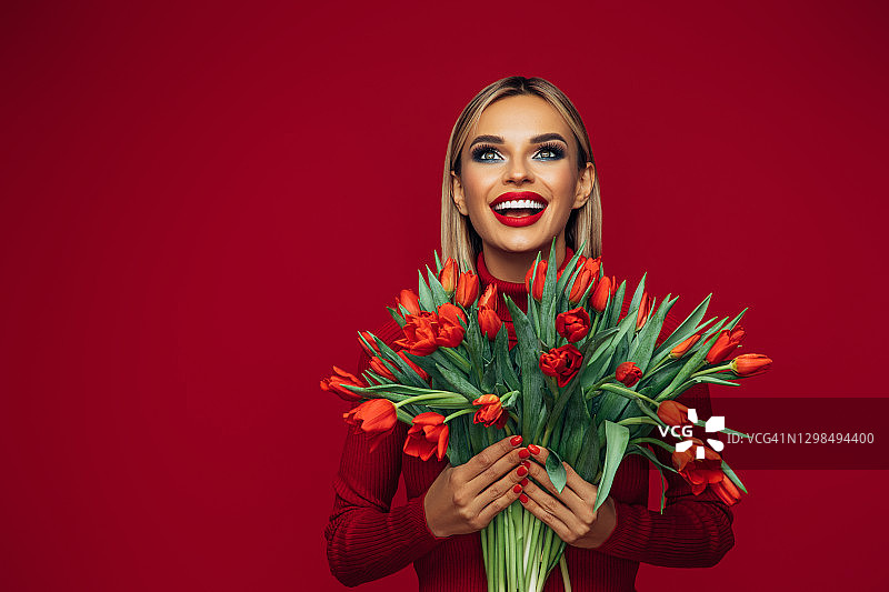 捧着一束花的漂亮女人图片素材