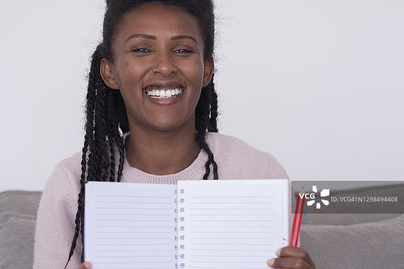 快乐的老师展示空白记事本图片素材