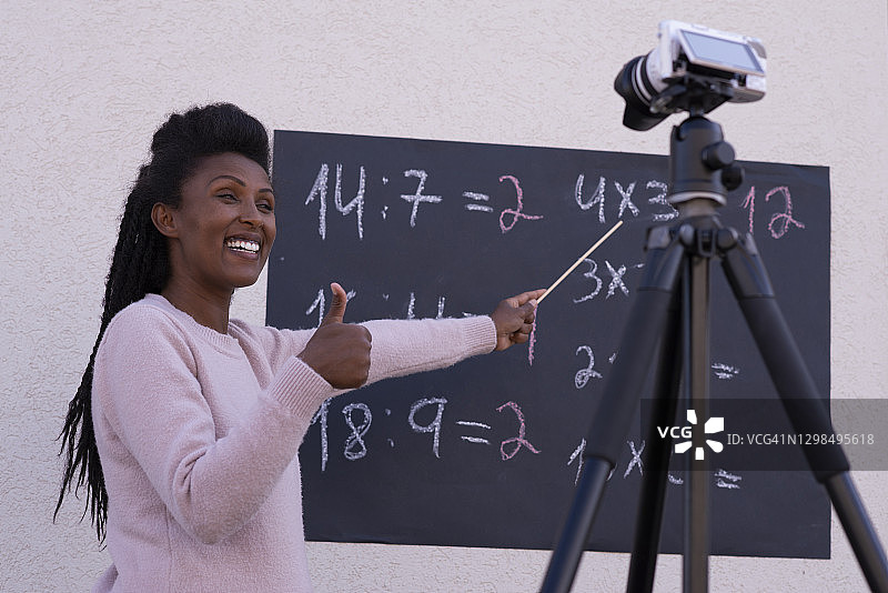 疫情期间远程教学的女教师竖起大拇指图片素材