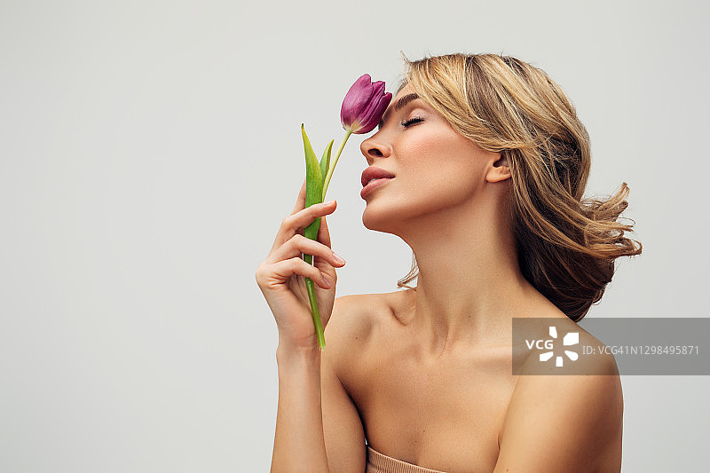 手持鲜花的美丽女人图片素材