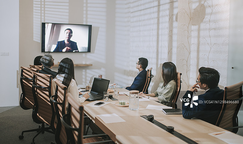 中国CEO在董事会议室与公司员工进行视频会议图片素材