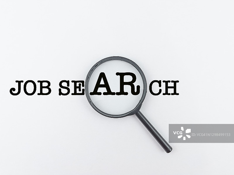 用放大镜进行职位搜索。招聘概念，寻找员工图片素材