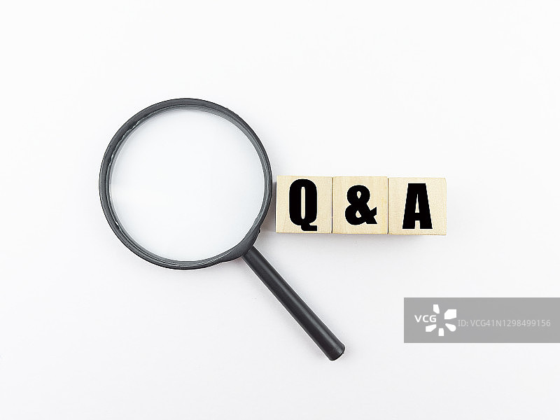 木块上的问答字样与放大镜，白色背景图片素材