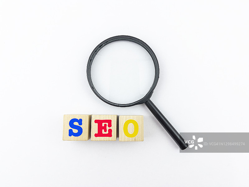 带有放大镜的SEO或搜索引擎优化词图片素材