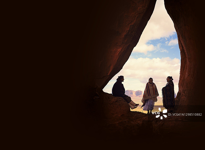 亚利桑那州纪念碑谷泪珠拱门下的纳瓦霍族姐妹图片素材