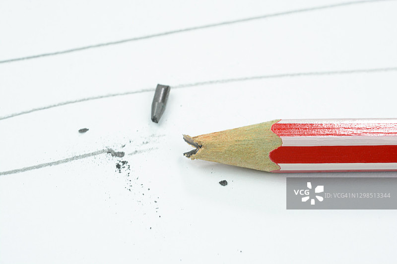 断裂的铅笔图片素材