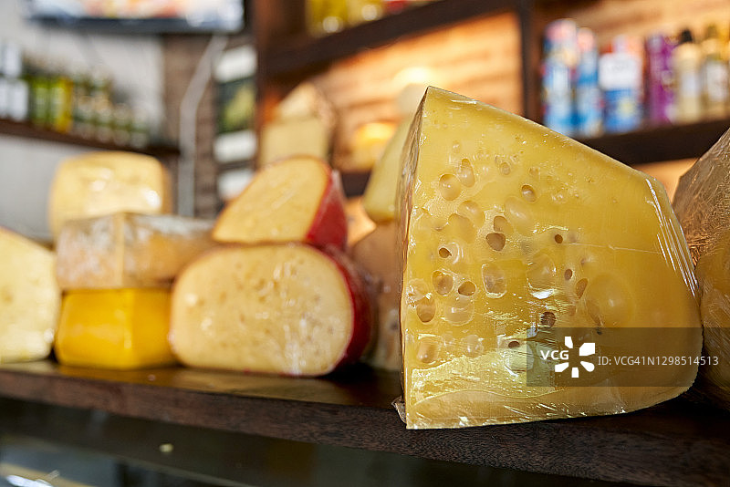 展示柜上的瑞士风味奶酪图片素材