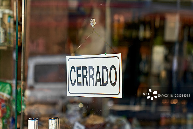 阿根廷商店因新冠疫情关闭的门上的标志图片素材