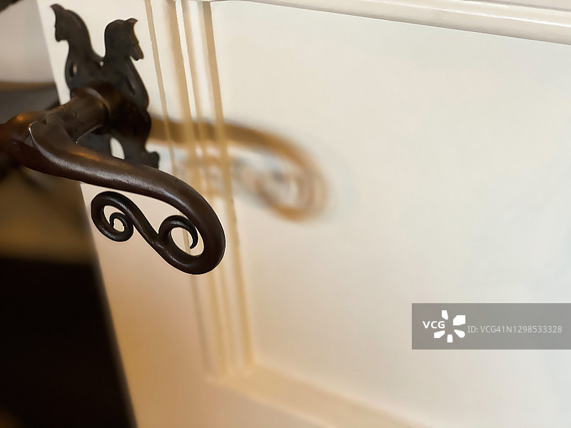 20世纪都铎式住宅中的古董黄铜门把手图片素材