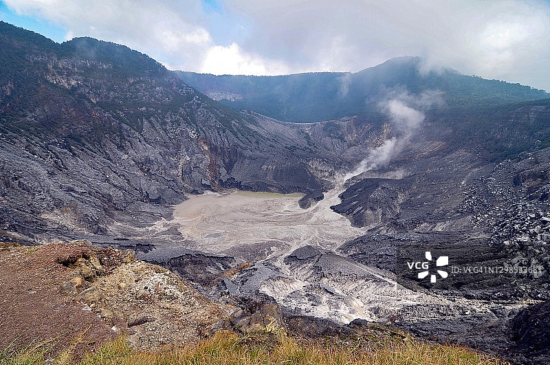 有硫磺气体的活火山图片素材