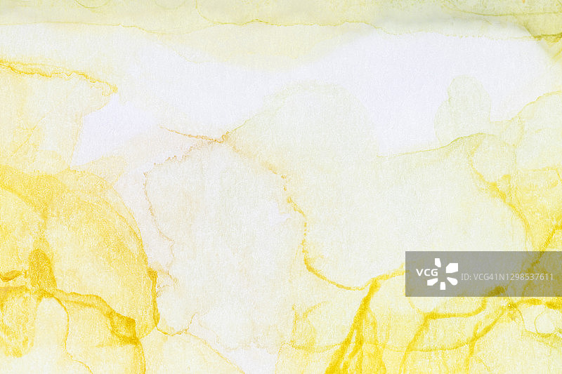 明黄色酒精墨水层和飞溅的微距特写，抽象背景图片素材