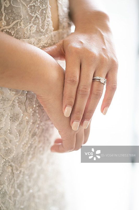 新娘手指上的戒指图片素材