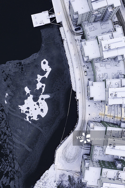 海边被冰雪覆盖的公寓楼图片素材