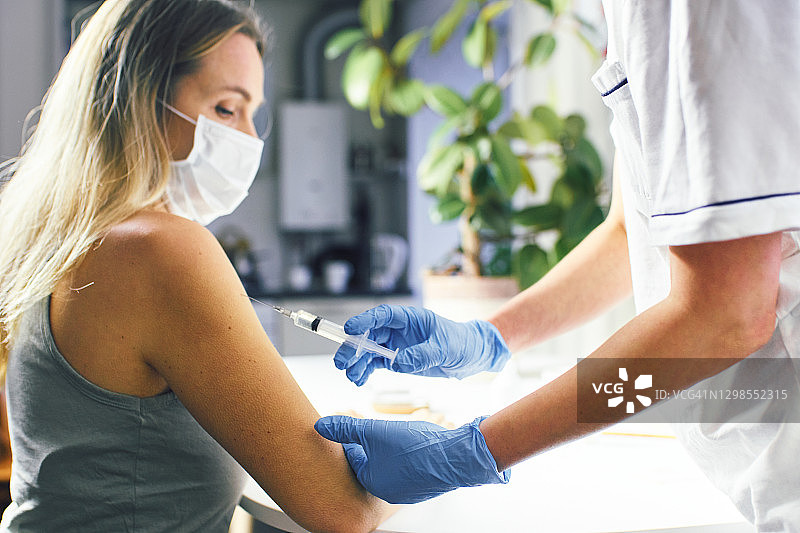 年轻女子接种疫苗图片素材