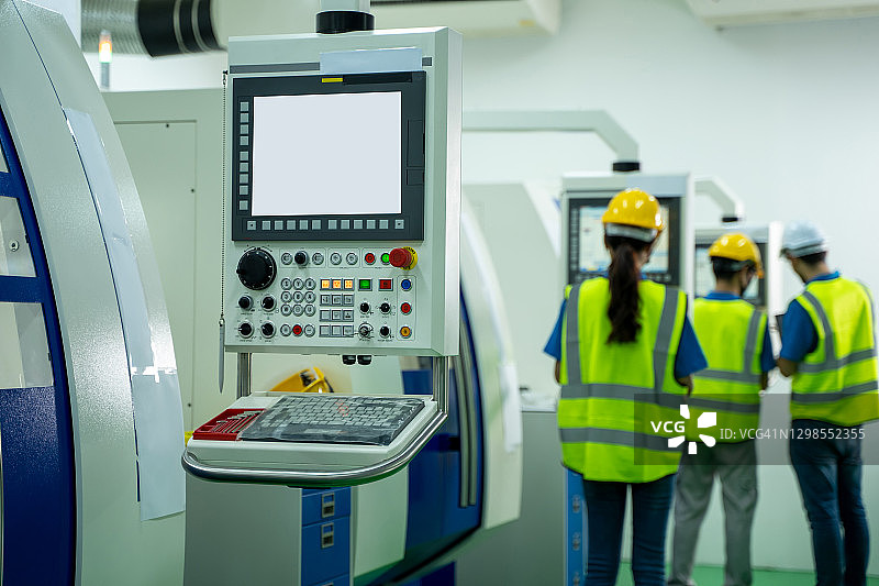 工厂中数字化控制面板的现代数控车床图片素材