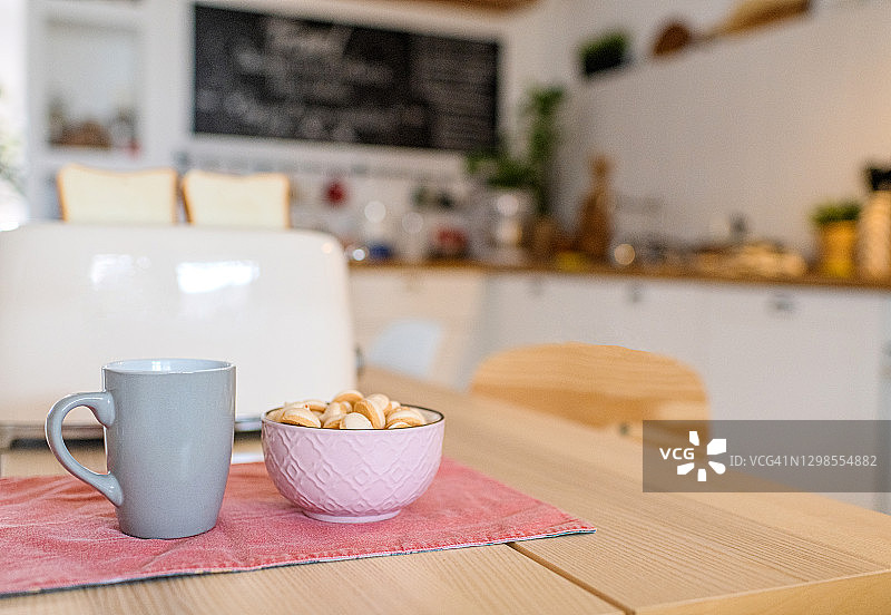 现代白色厨房细节：餐桌上的早餐图片素材