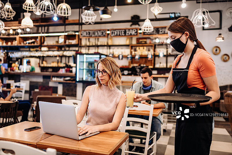 重新开放后在咖啡馆工作的自由职业者：新的生活方式图片素材