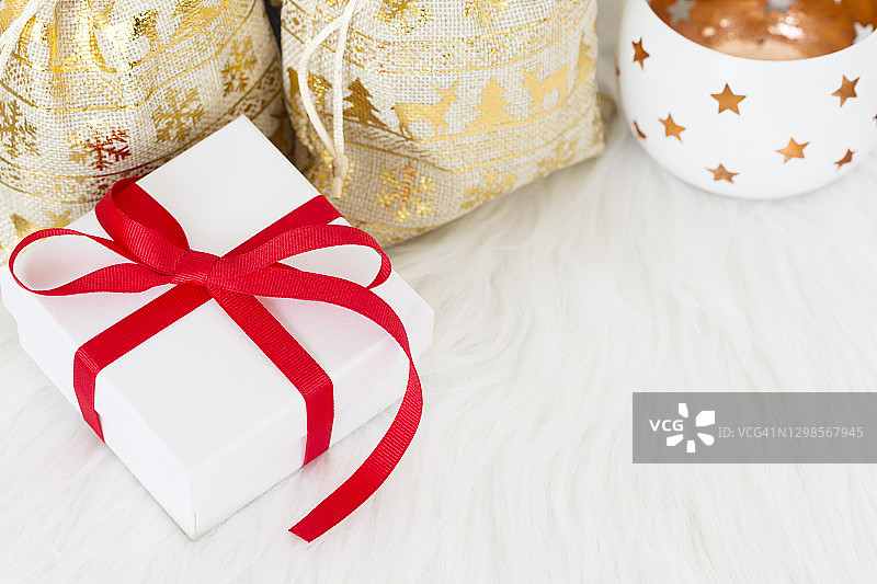 优雅的新年白色礼品盒，白色背景上的红色丝带，留白，俯视图片素材